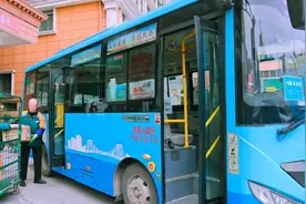 “小”快递服务农村消费“大”市场图片