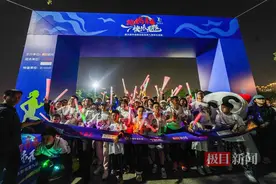 昨夜，武汉江滩因他们而亮！图片