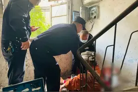 长沙一老人下楼时踩空摔伤后楼道里全是血！民警大喊“千万别睡”图片