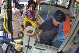 奶奶不慎将小孙女落在公交车上，公交职工迅速帮找回图片