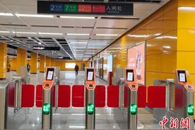 广佛实现四线站内换乘的通道投入使用图片