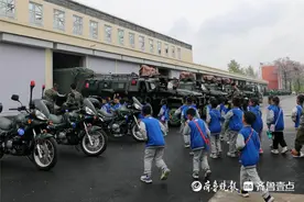 小学生进军营接受国防教育，大开眼界！图片