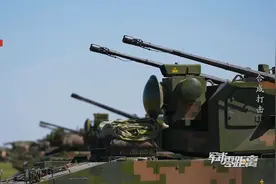 近距离直击！多型装备实弹射击演练超燃图片