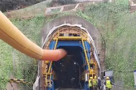 黄百铁路（贵州段）大木山隧道进口首板二衬顺利完成浇筑图片