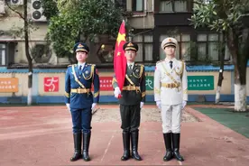 原仪仗队教官走进小学校园，示范升旗厚植学生爱国情怀图片