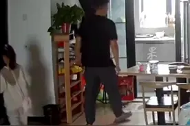 夫妻在家中起争执打砸家具，姐姐第一时间抱住弟弟。网友：家本应是孩子温暖的港湾。图片