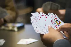 宜昌一学校将“掼蛋”定为校本课程，印制扑克道具发给师生图片