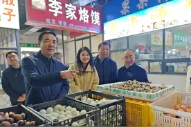 商丘市人大常委会副主任曹月坤督导食品安全“两个责任”图片