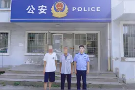 高温下老人路边独自徘徊 笔纸交流民警助其找到亲人图片
