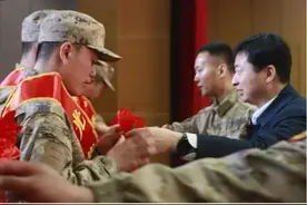 身披戎装赴军营 多地举行新兵入伍欢送仪式图片
