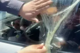 幼童被锁车内，灵璧辅警急中生智用胶带降下车窗救助图片