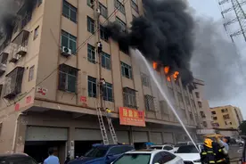 广州一厂房发生火灾，有人怀抱幼童从消防梯逃生，当地消防通报：无人员伤亡图片