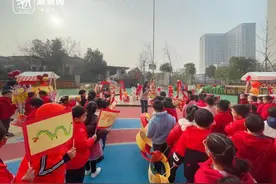 年是什么味道的？幼儿园举办美食节，孩子们边吃边迎新年图片