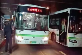 单程90公里99个站点，司乘要在外过夜，上海“地面第一长”公交能否做减法图片