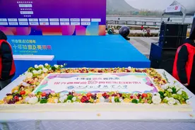 图集｜超大蛋糕亮相齐鲁壹点十周年欢乐跑，跑友分享蛋糕美滋滋图片