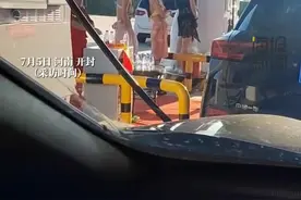 河南一加油站开业邀请身穿比基尼的女子促销 司机：生意火爆，加油排队一个小时图片