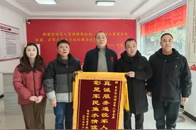 锦旗感党恩！“退役军人最期盼的10件事”落地回响图片