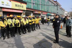 送单再急也要注意安全！淄博博山交警为外卖小哥送上安全嘱咐图片