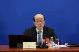 刘结一担任全国政协十四届三次会议新闻发言人图片
