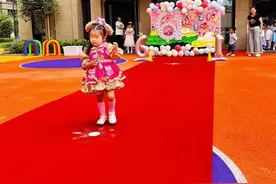 幼儿园萌娃装扮成“小换客”，锻炼与人交往技能图片