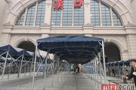 武汉三大火车站均24小时开放，近万名除雪打冰人员24小时待命图片