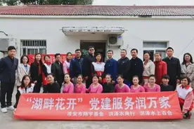 爱心志愿者开展关爱老人志愿服务活动图片