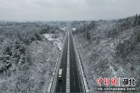鄂西高速：高路人战冰雪、保畅通图片