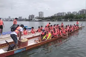 海口6支队伍参加龙舟赛：女鼓手参赛，年龄最大的队员为62岁图片