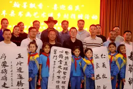 书画精品进农户 翰墨丹青献国庆图片