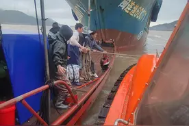 【福建】寒潮大风来袭 东海救助局成功救助7名海上遇险人员图片