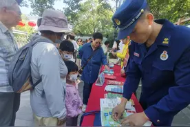 紫竹院公园：游客打卡拍照为祖国送祝福图片