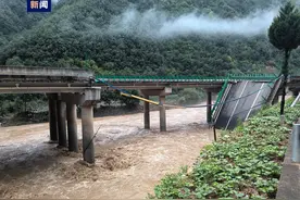 这地突发暴雨山洪导致一公路桥梁垮塌，目前11人遇难，近20辆车30余人失联！武警紧急出动，32架无人机开展救援图片