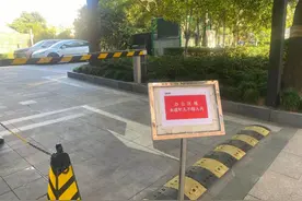上海一办公楼禁止未成年人通行？官方：警示标牌已撤图片