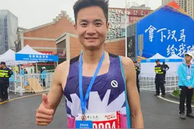 樱花季 越江湖｜体育老师获汉马半马男子组季军：10年参加100多场比赛，学生也在给我加油图片
