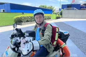 武汉90后小伙背着AED送外卖，他骑的电动自行车堪比“移动急救车”图片
