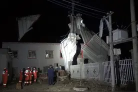 屋顶趁夜“飞”向高压线，这晚谁家睡觉没了“顶”......图片