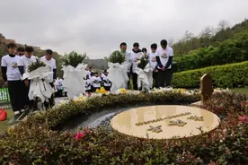 缅怀“稻田守望者”赓续“禾下乘凉梦”——“爷爷的水稻田”水稻守护志愿者2025年清明追思袁隆平院士图片