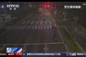 骑行者占机动车道夜闯红灯，全责！图片
