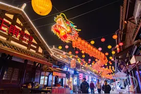 年味浓！磁器口古镇迎春灯饰亮起来图片