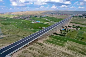 起伏山峦间建成“绿色”高速公路图片
