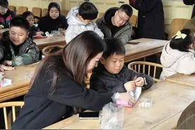 植一株新绿，予家乡美好：山水龙城小学开展植树节活动图片