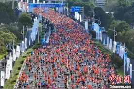 14000余名跑者齐聚南京江宁大学城半程马拉松竞逐春日赛道图片