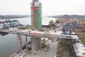 醴娄高速株洲湘江特大桥首对斜拉索成功安装图片