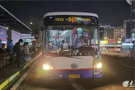 青岛605路公交末车延后60分钟 市民夜间出行更便捷图片