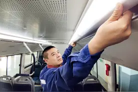 北京公交提前启动冬防保障，进行车辆暖风开机保养检查图片