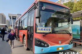招手上车按铃下车，扬州“响应式停靠”公交线增至11条图片