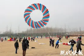 108名风筝高手齐聚连云港海州，在天空开起“大派对”图片
