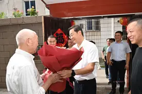 楼琅坚走访慰问为革命建设改革开放事业作出突出贡献的代表人物 赓续红色根脉 汇聚奋进力量图片