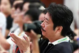 鲁迅长孙周令飞：理性的“网上冲浪达人”，日常酷爱刷短视频图片