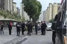 云南镇雄医院持刀行凶事件亲历者：抱着2岁孩子躲进影像科，门外有腿脚不便的老人受伤图片